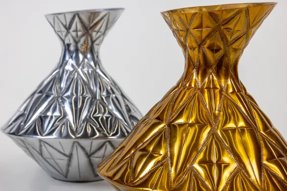 Ваза металлическая золотая