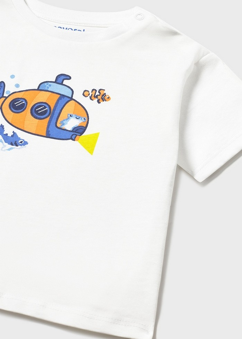 футболка с шортами и панамкой