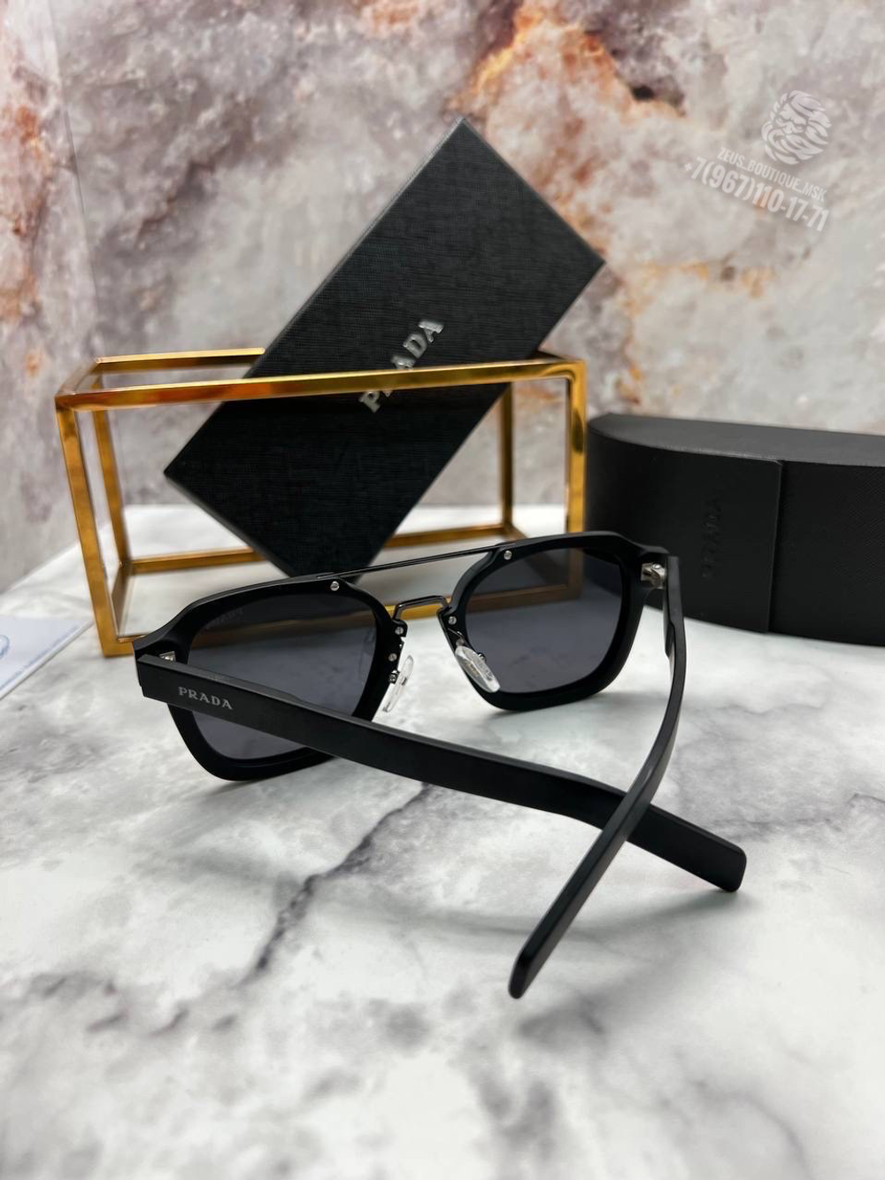 Солнечные очки Prada