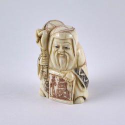 Нэцкэ Фукурокудзю с мешком через плечо и иероглифом Счастье