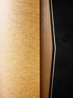 Текстура натурального дерева и светлый лен в деталях торшера