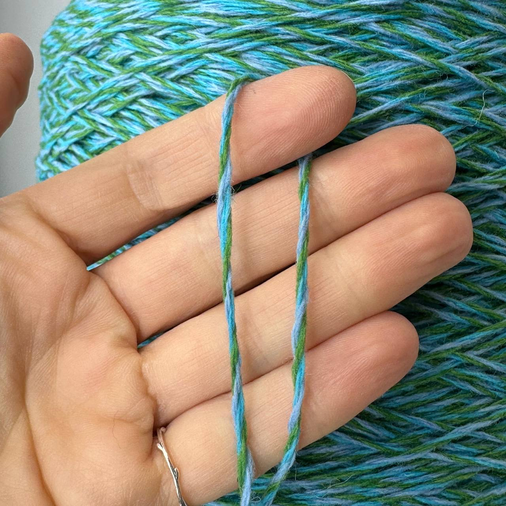 LEOPARD - NEW MILL; 80% меринос, 20% п/а; 250м/100гр; col. 316315, скрутка из нитей сиреневого, лазурного и зелёного цвета; S503