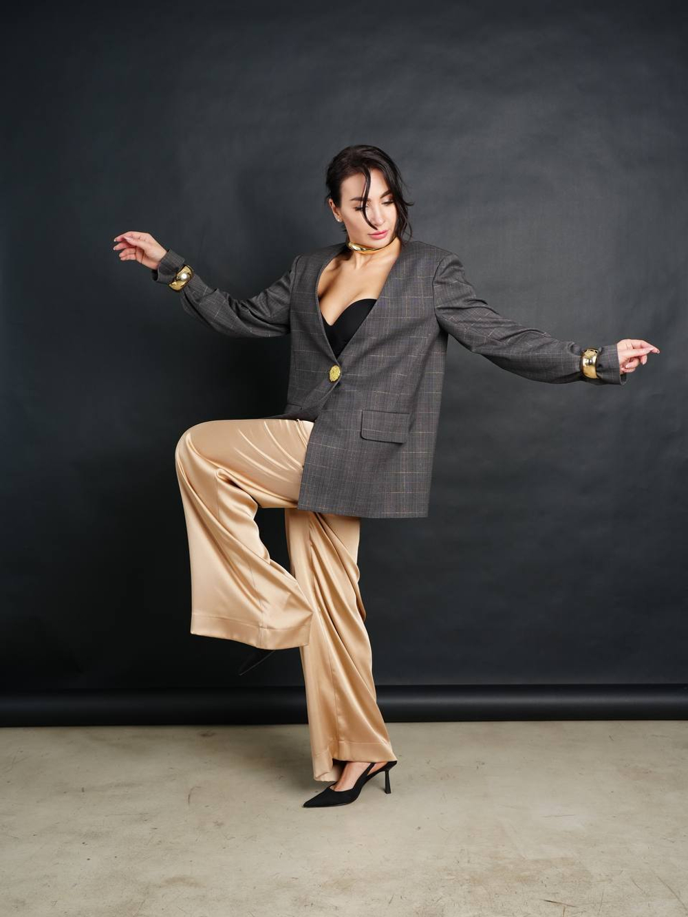 Брюки из шелка в золоте