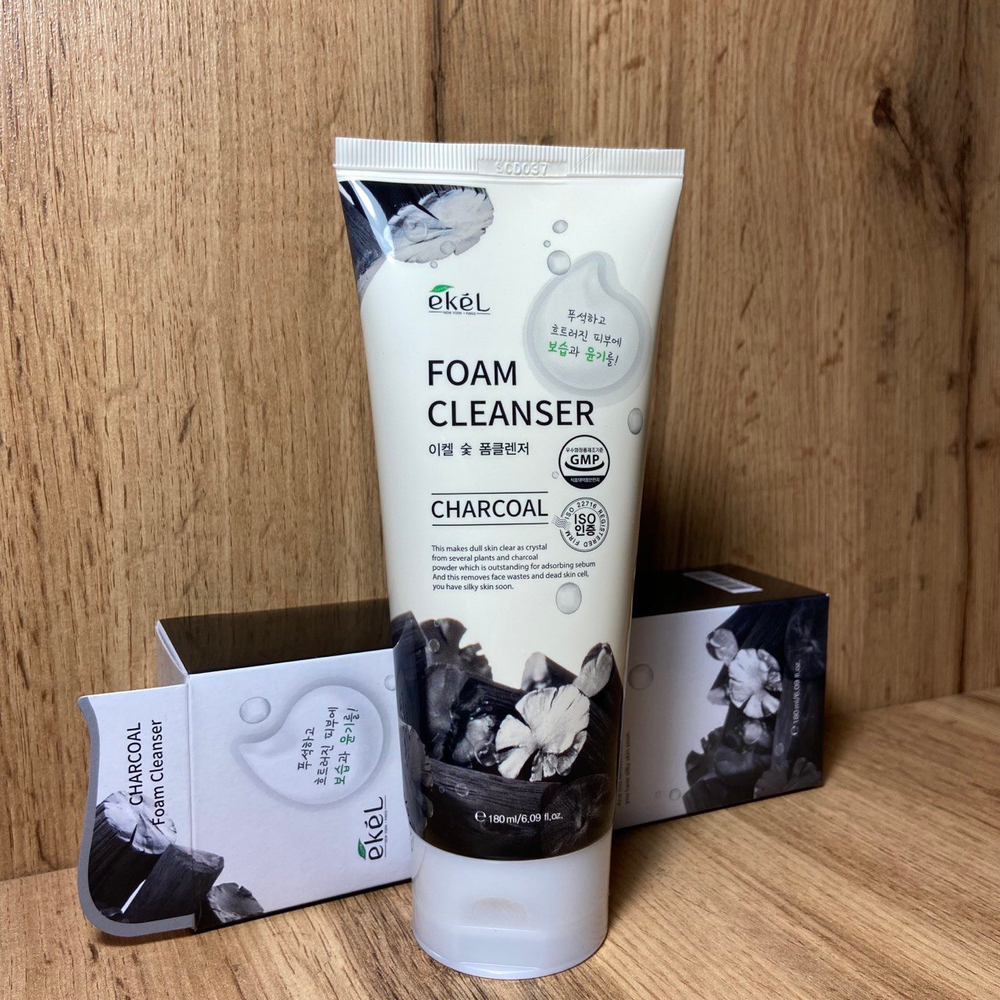 Пенка для умывания Ekel Foam Cleanser Charcoal с экстрактом угля 180 мл