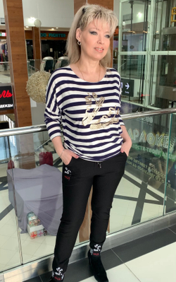 Черные брюки на резинке с бело-красным принтом