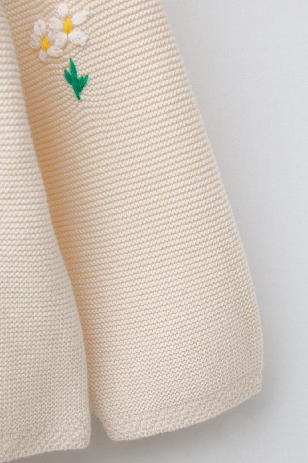 ZARA ТРИКОТАЖНЫЙ ДЖЕМПЕР С ЦВЕТОЧНОЙ ВЫШИВКОЙ, ВАНИЛЬНЫЙ