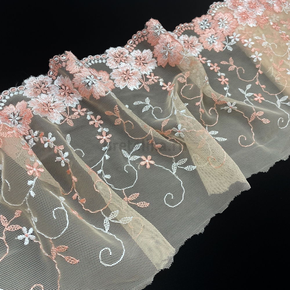 Вышивка на сетке бежевая с персиковыми цветами 17 см