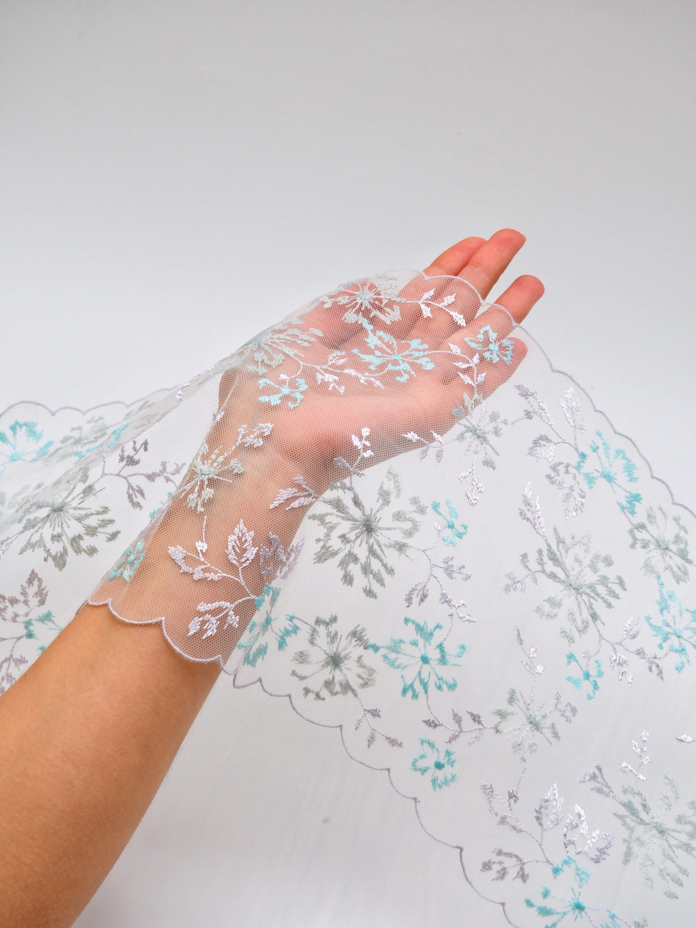 Вышивка на сетке светло-серая с ярко-голубым ширина 21 см ОТРЕЗЫ