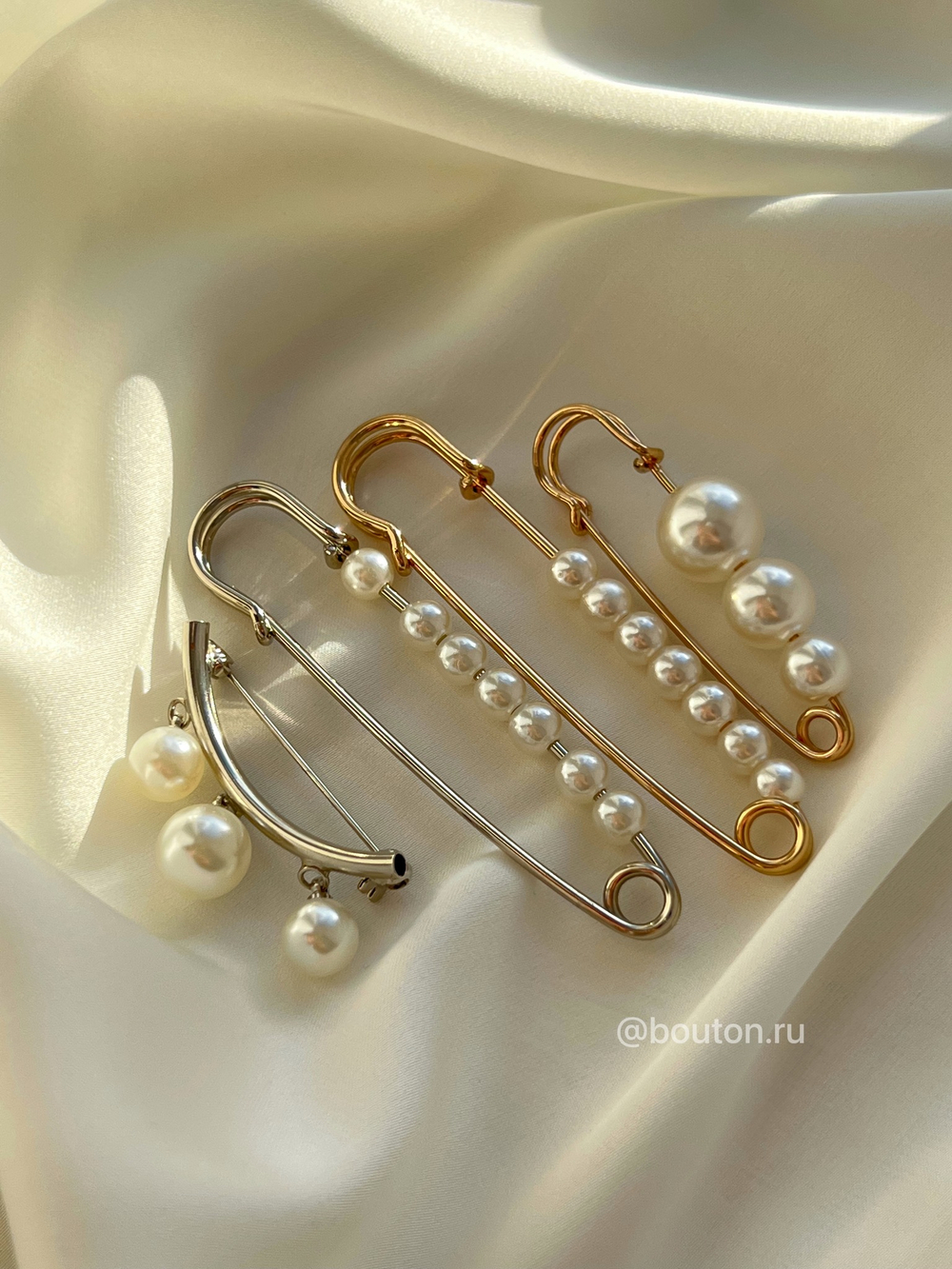 Брошь серебристая  "Булавка" подвижный жемчуг 7 см