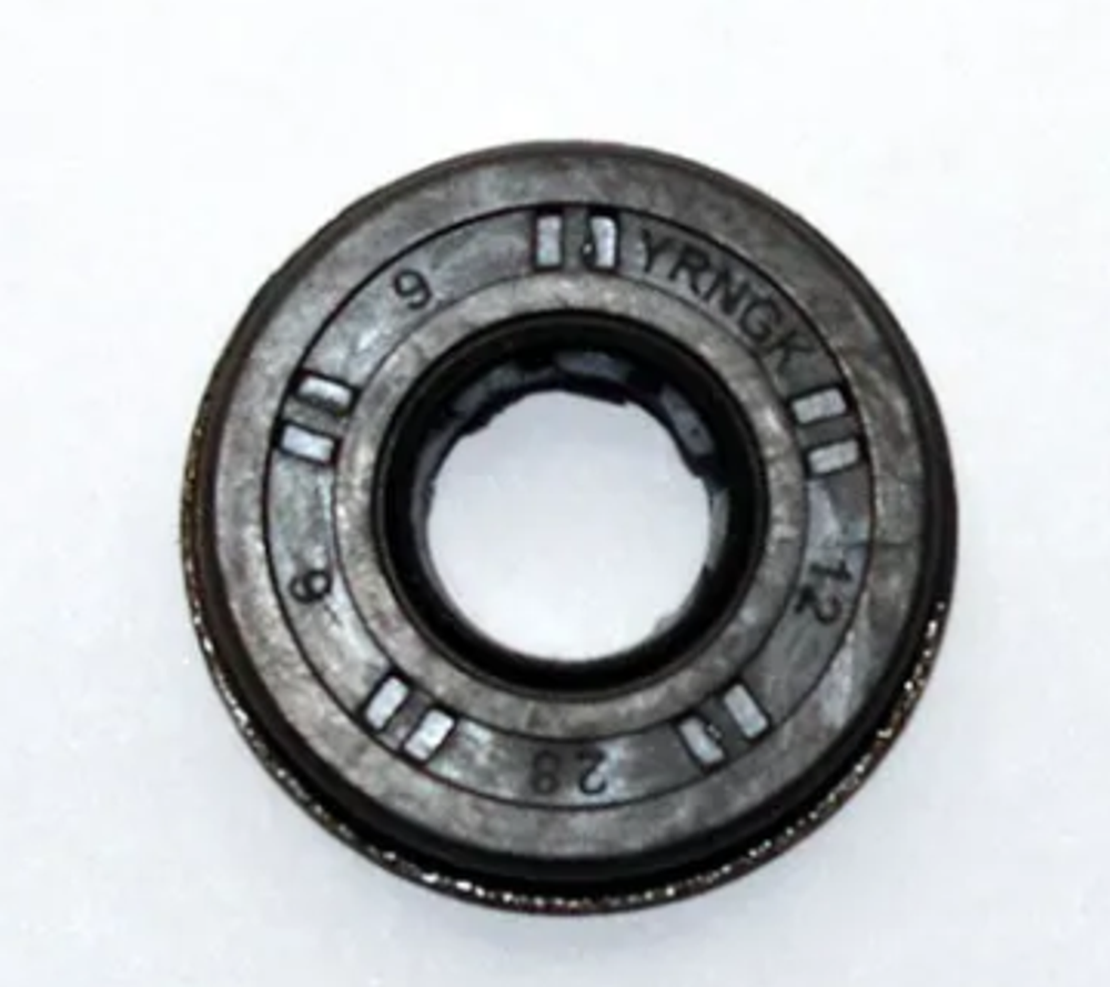 Сальник коленвала для пил Champion 120T,125Т 252 (12х28х6) с буртиком правый