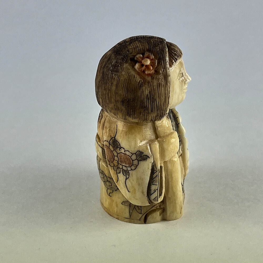 Статуэтка нэцкэ Девушка с веером