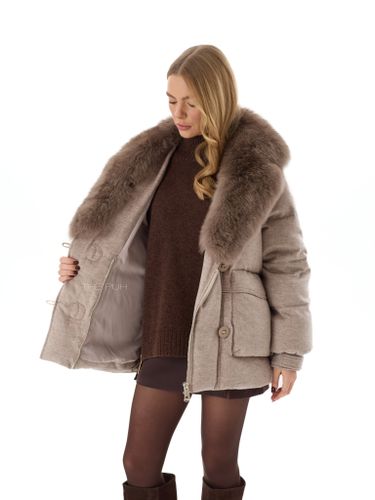 Текстильный бежевый пуховик с меховым воротником