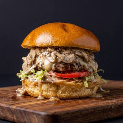 Бургер с грибами и мраморной говядиной