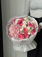 Букет из кустовых роз, гортензии, маттиолы и лизиантуса