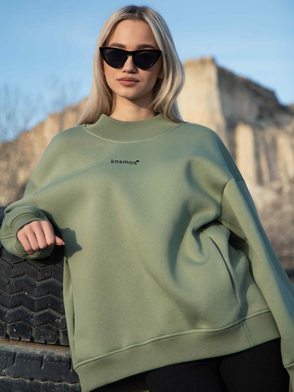 Свитшот женский оверсайз с начесом Олива