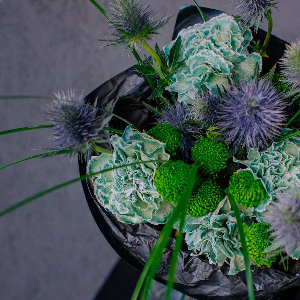 Необычный темный букет с эрингиумом