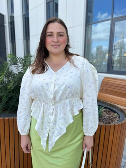 Блуза в цветочек сливочное масло