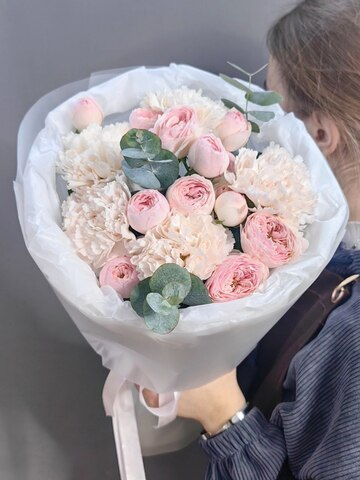 Дуо-букет с диантусами и кустовыми пионовидными розами сорта "Менсфилд Парк"