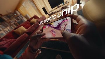 Apple iPhone 14 серии - Сравнение производительности процессора, характеристик камеры и экрана, цветов и дизайна.