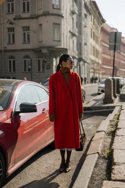 Красное двубортное пальто