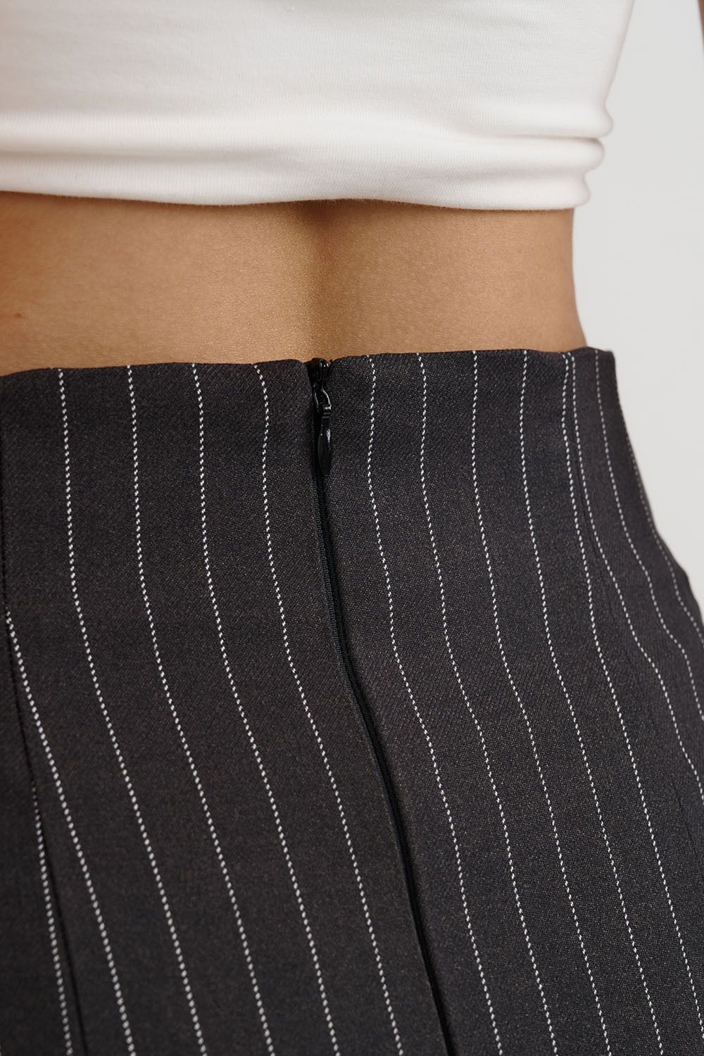 Укороченная юбка в полоску темно-серого цвета