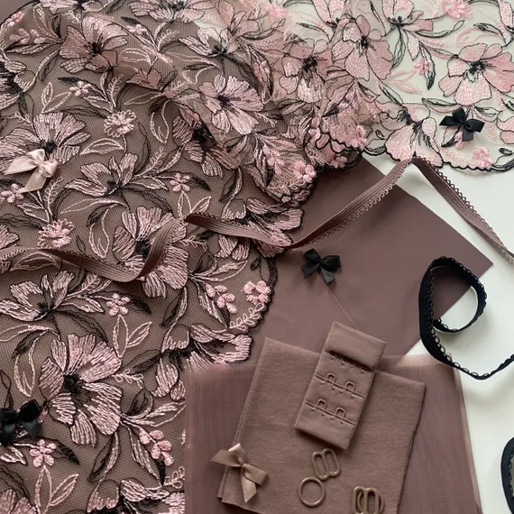 Вышивка на сетке розовая/черная 23 см