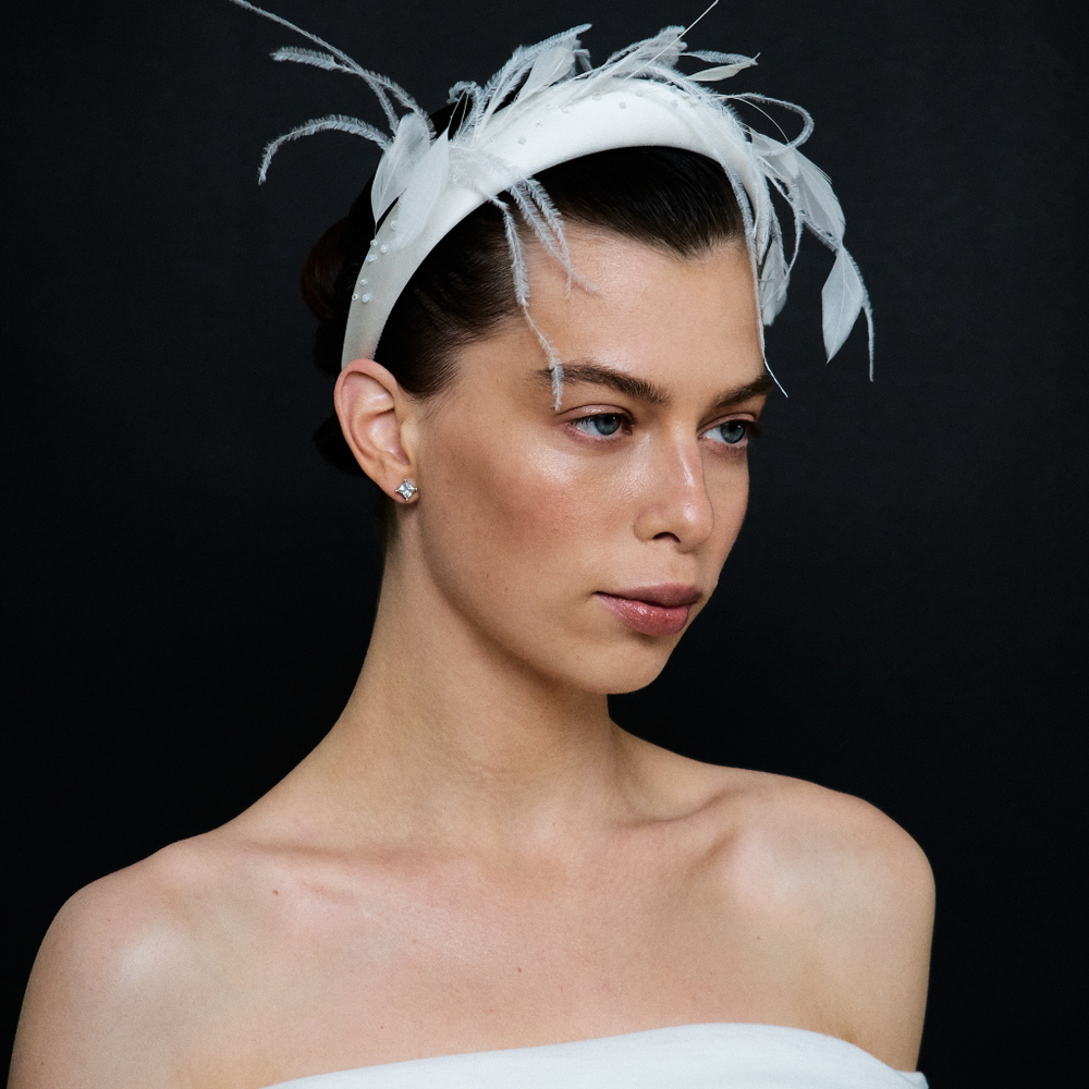 Объемный ободок с перьями, белый