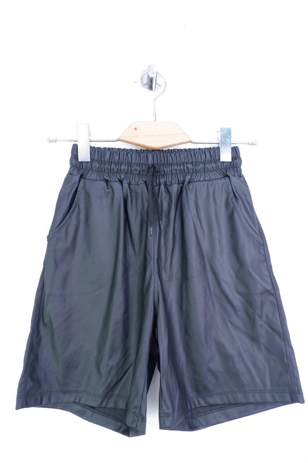 Шорты из экокожи удачной длины для трендовых осенних образов 42 размер