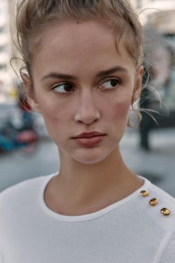 ZARA ФУТБОЛКА В РУБЧИК С ПУГОВИЦАМИ, БЕЛЫЙ