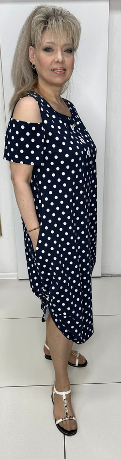 Трикотажное платье в горошек с вынутыми плечиками на большие размеры