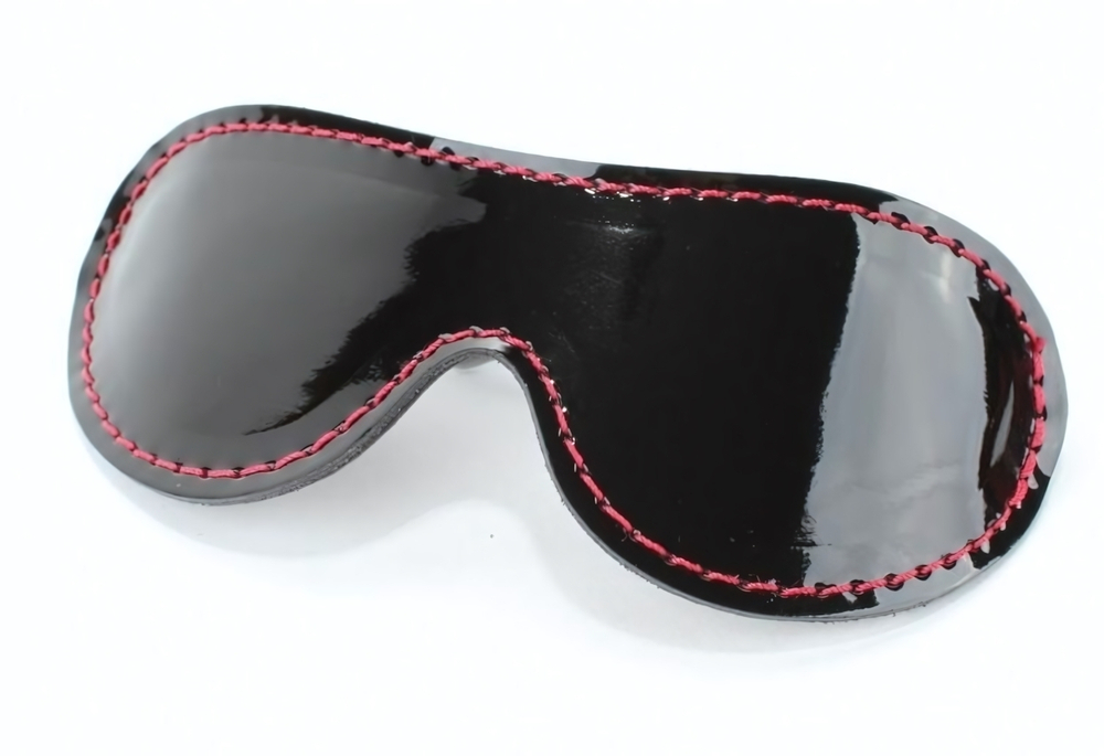 Чёрная лаковая маска из кожи с красной строчкой (Цвет: черный с красным)