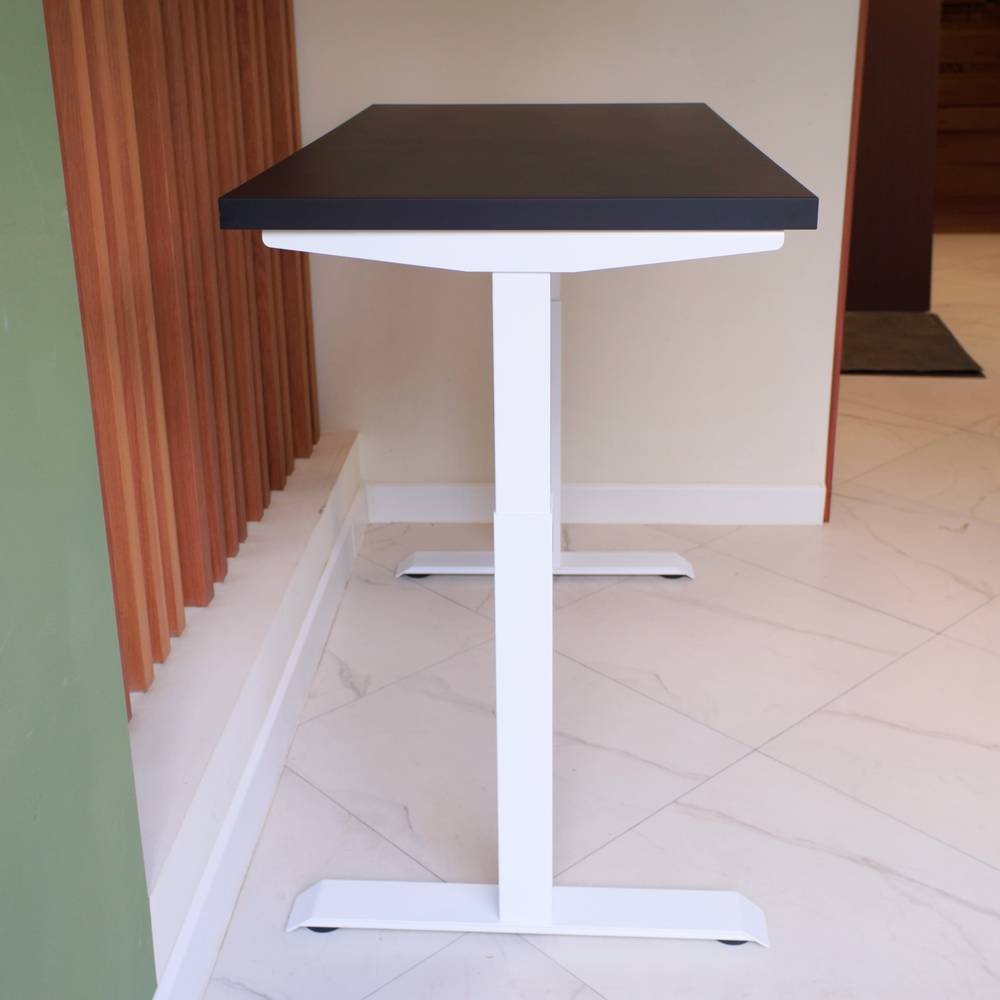 Регулируемый компьютерный стол Motor UP с регулировкой по высоте — столешница МДФ черный