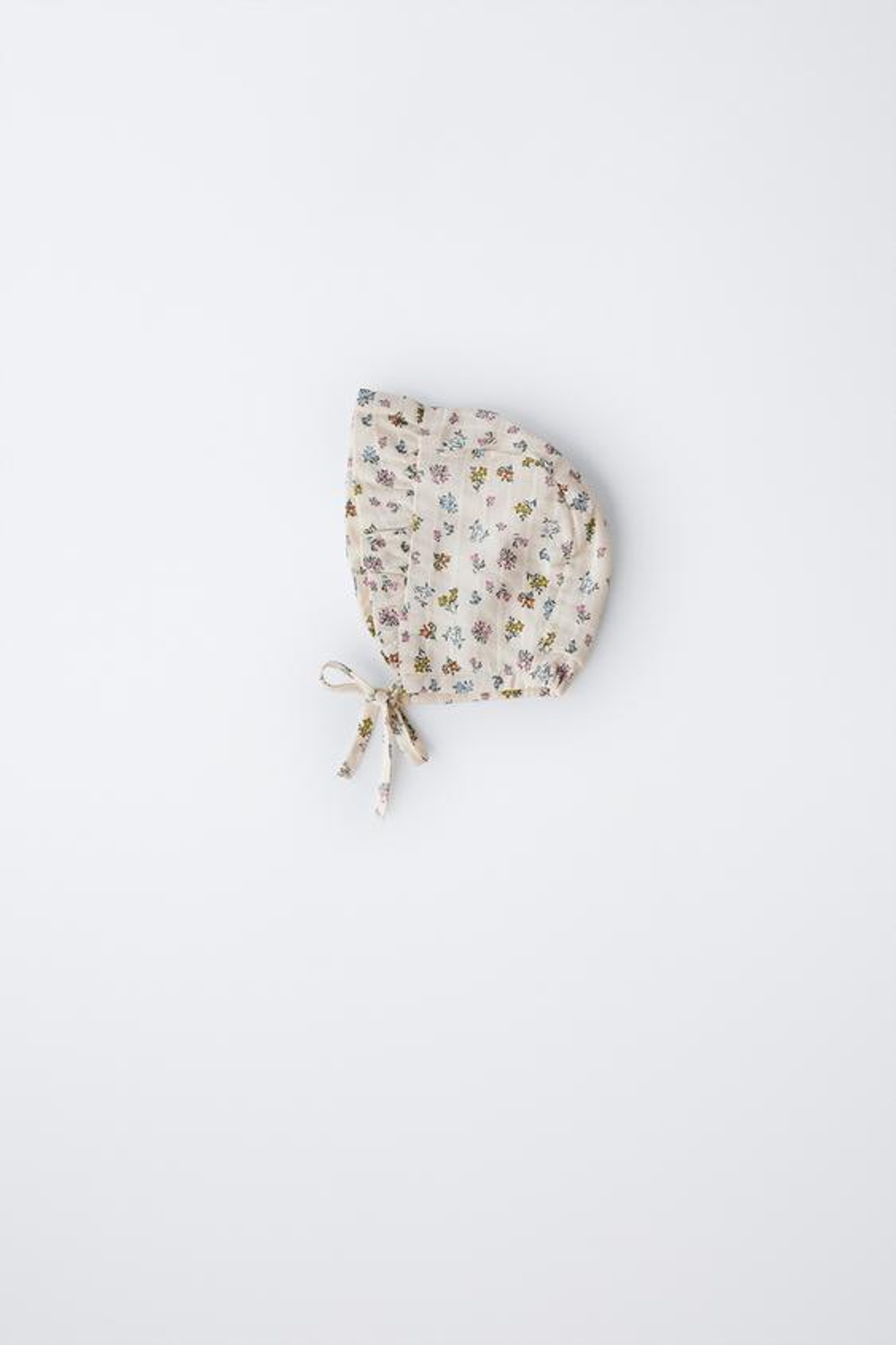 ZARA ЧЕПЧИК С ВОЛАНАМИ И ЦВЕТОЧНЫМ ТЕКСТУРНЫМ РИСУНКОМ, СЛОНОВАЯ КОСТЬ