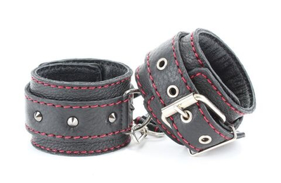 Черные оковы с шипами и контрастной строчкой (Цвет: черный)