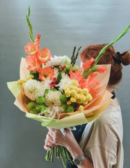 Яркий сборный букет