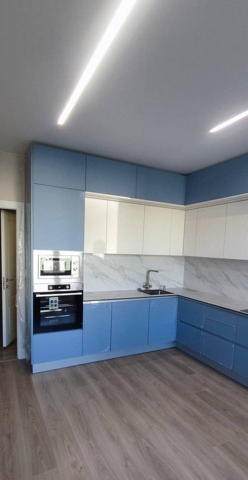 Современная угловая кухня с фасадами из HPL пластика