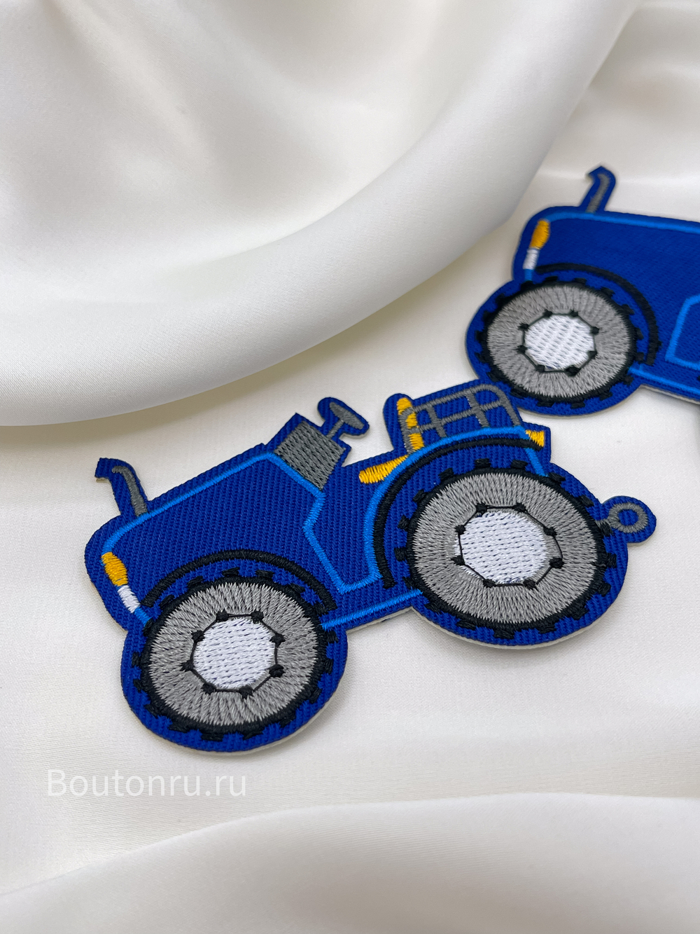 Нашивка машинка синяя 8,5х5 см
