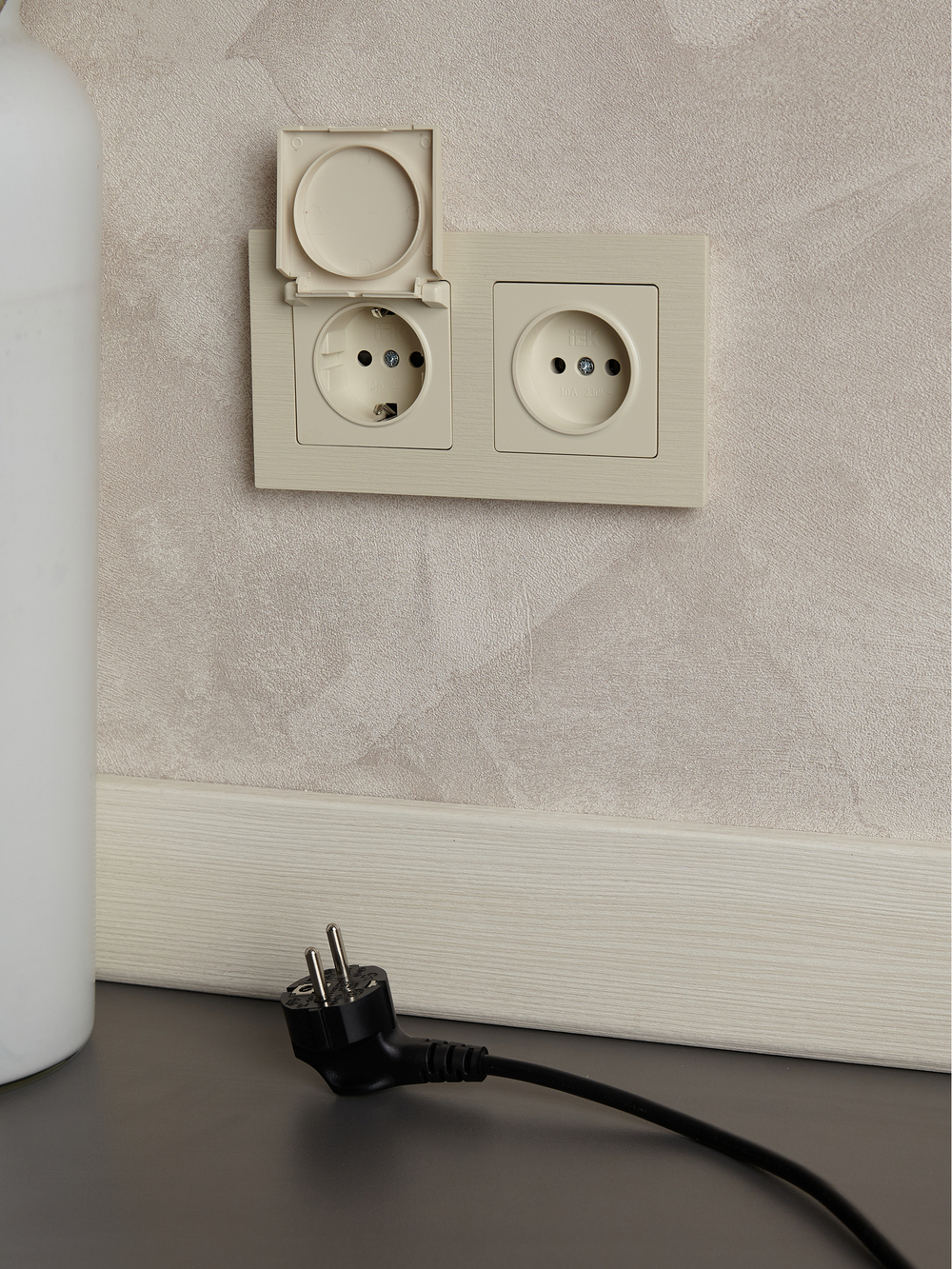 BRITE Рамка 2-местная РУ-2-Бр бежевый рифленый IEK