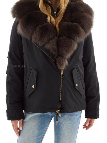 Короткая пуховая парка черного цвета