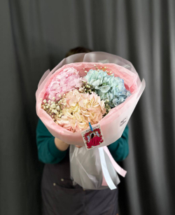 Букет из 3 гортензий с добавлением гипсофилы