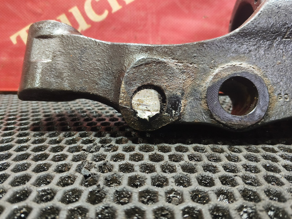 Кронштейн амортизатора нижний левый 2019г