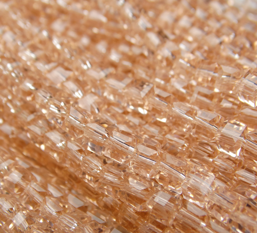 БВ012НН4 Хрустальные бусины квадратные, цвет: персиковый, размер 4 мм, кол-во: 44-45 шт.