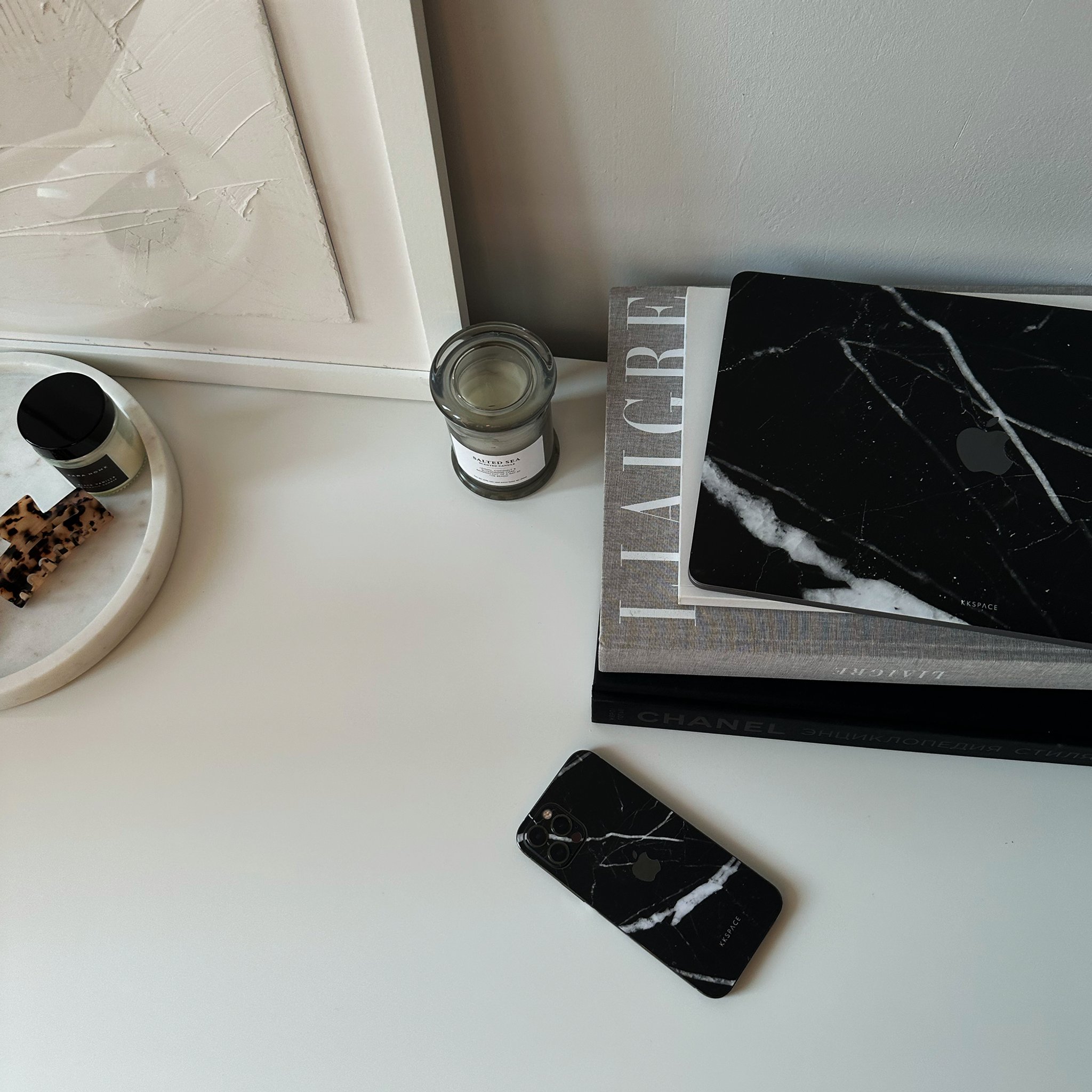 Виниловая наклейка LO для MacBook