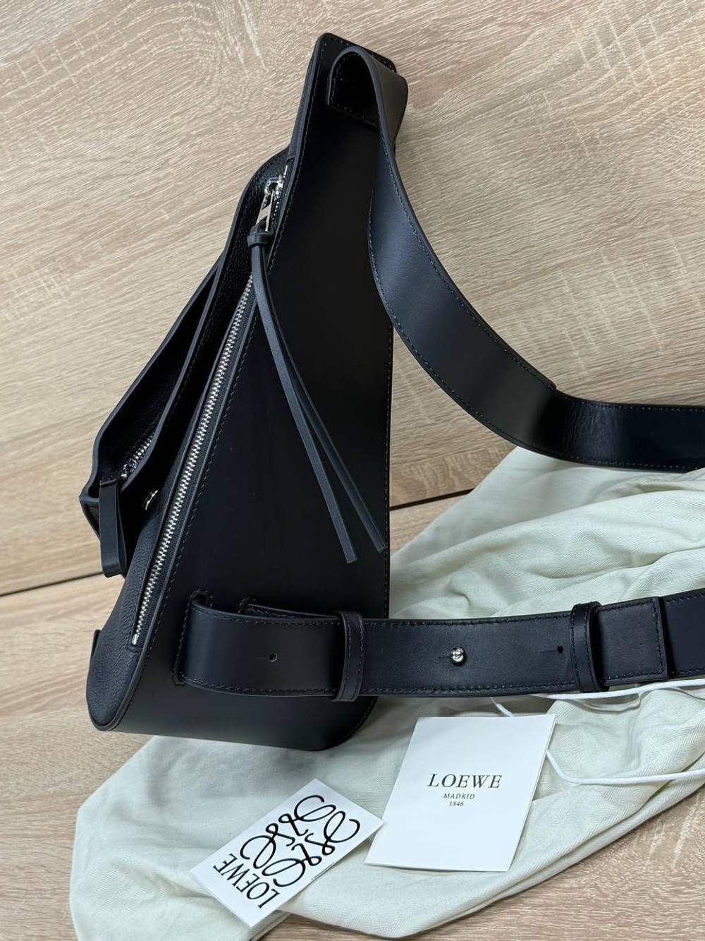 Сумка-слинг Loewe