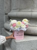 Цветочная композиция в бело-розовой гамме