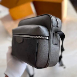 Сумка-мессенджер Louis Vuitton