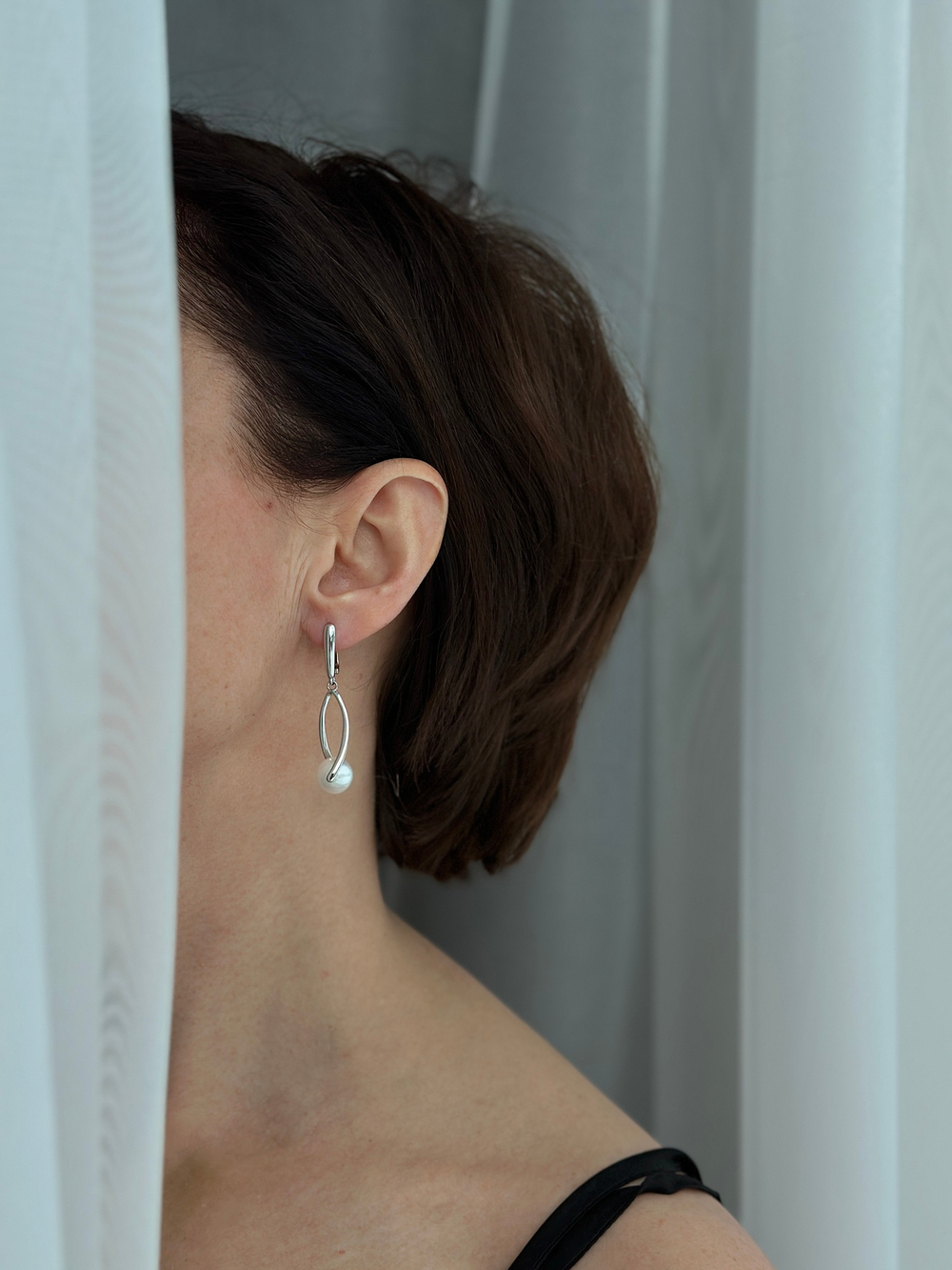 Серьги треугольник с белой жемчужиной, оттенок серебро