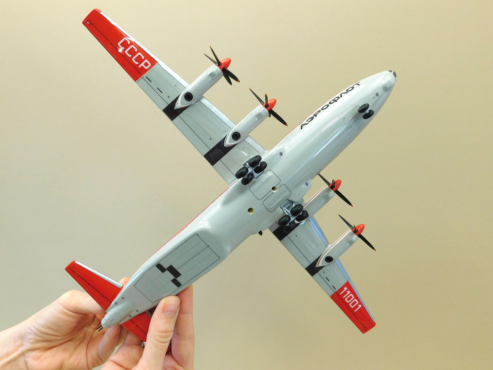 Модель самолета Ан-12 (М1:100, Аэрофлот полярный СССР-11234) с шасси