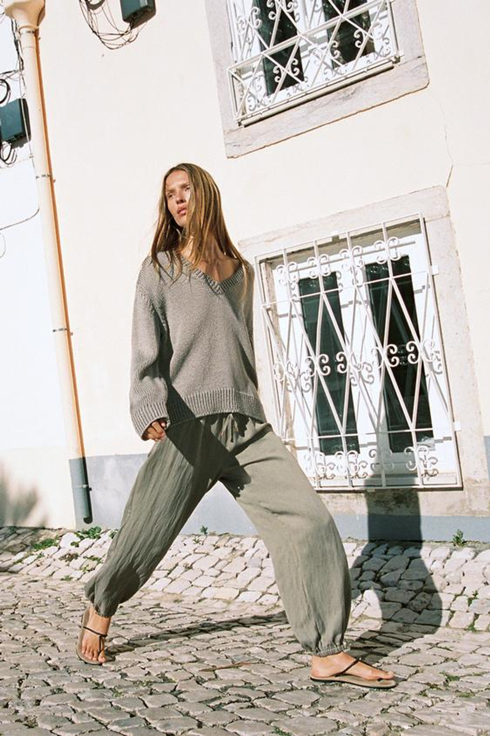 ZARA БРЮКИ-БОМБАШКИ С ЭЛАСТИЧНЫМ ПОЯСОМ, СЕРО-КОРИЧНЕВЫЙ