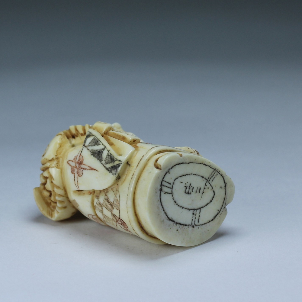 Нэцкэ Дзюродзин с рыбой на плече старый